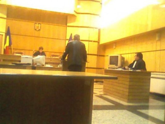 Cuplul care a agresat un poliţist de la Transporturi nu poate părăsi Constanţa